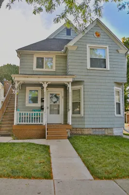 Family-Friendly Lakewood Home 4BR, Full Kitchen & Yard!