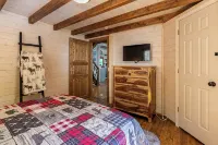 Charming Moose Lodge 2-bedroom cabin with WIFI,& Game room in Bryson City