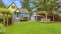 Walk 2 Light Rail-Quiet-HotTub-0.5 mi 2 Airport-Food, Shopping, Fun! - Kitchens