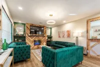 Stylish and funky, minutes away from everything NWA has to offer!