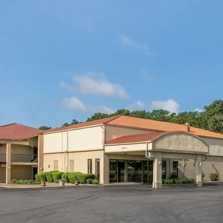 Red Roof Inn & Suites Manchester, TN