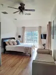 Waterfront. Private Beach, Newly Renovated, Primary Suite, 1st Floor Bedroom - Homestays