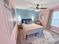 The Gulfport Muse-Artistic Getaway-Walk to Beach- Firepit! - Boutique
