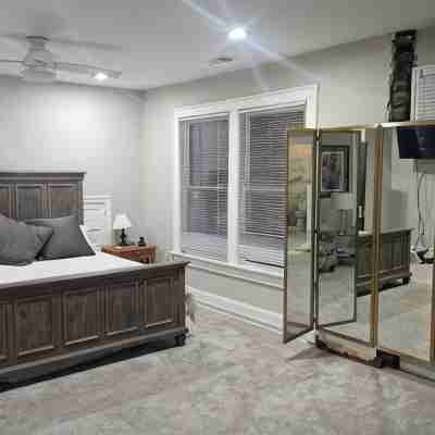 Charming Historic Retreat in the heart of Old Town East - Walk to Downtown. Rooms