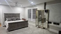 Charming Historic Retreat in the heart of Old Town East - Walk to Downtown. - Jacuzzi