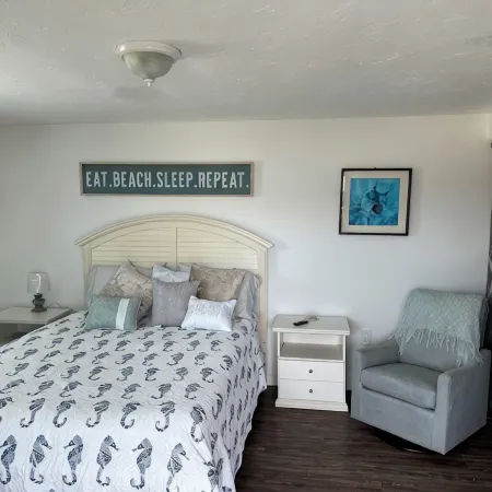 2bed 2 bath sleeps 6. Walk to the water, less than a mile to Anna Maria Island