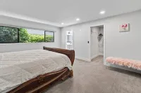 Private Beach in Little Norway, Hot Tub, 4000 sqft and more!