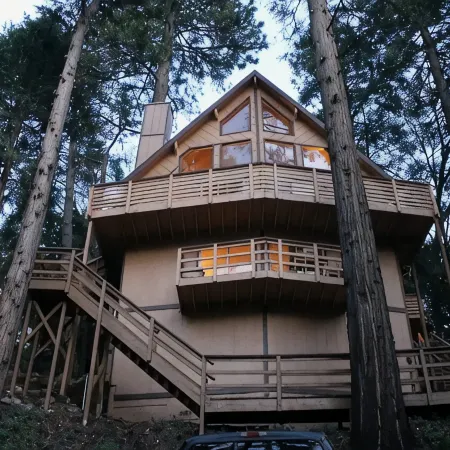Lake cabin w/ big pines close to lake and village