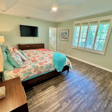Beach Escape Wth Hot Tub - Walk to Ocean - Dog Friendly