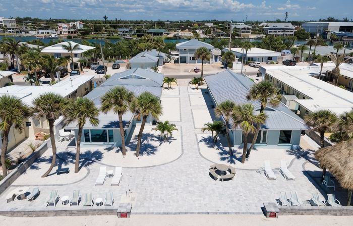 Private 2 BR steps from beach on Casey Key