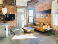 Historic Penthouse Style Loft in OTR, Parking Included - Alloggi