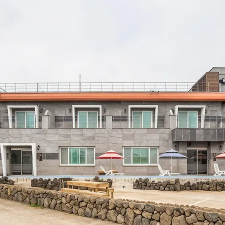 Jeju Flyjin House Pension Отели рядом с достопримечательностью «Пляж Джимйонг»
