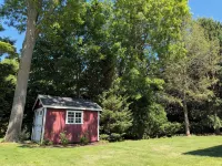 The Little Red Cottage - A cozy home steps away from private beach & wine trail. - Wifi
