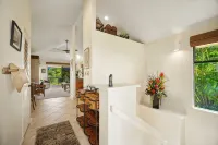 Hawaiian-style Oceanfront Villa - Outrageous Views, Beach Access, Ahh! - Wifi