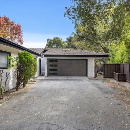 Designer retreat home near Stanford! Luxury, Gym, Peloton, office,Backyard,BBQ