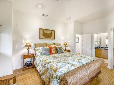 Manta Ray Manor - Oceanfront Gated Community, short walk to beach and town.