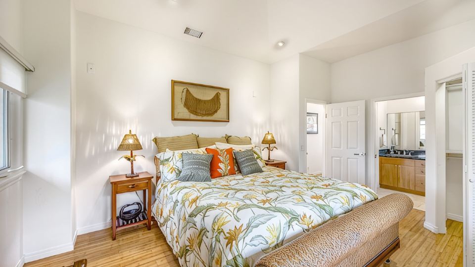 Manta Ray Manor - Oceanfront Gated Community, short walk to beach and town.