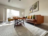 NEW! Spacious designer 2-Bed/2.5-Bath townhome near Downtown Orlando - บังกะโล