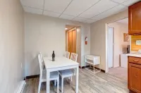 Candy Bar, Apt #8One Bedroom with Pull Out - 2-Star