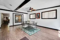 country living in a city. very close to DFW airport. in the heart of town - Wifi