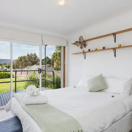 A RIVER BED  COTTAGE - Relax and unwind in this spacious cottage by the river
