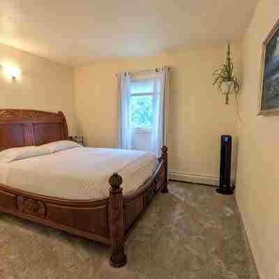 Centrally Located 2Br: Mins to Airport, Full Kitchen, WiFi & on-Site Laundry. Rooms