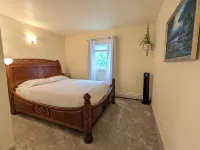 Centrally Located 2Br: Mins to Airport, Full Kitchen, WiFi & on-Site Laundry. - Condos