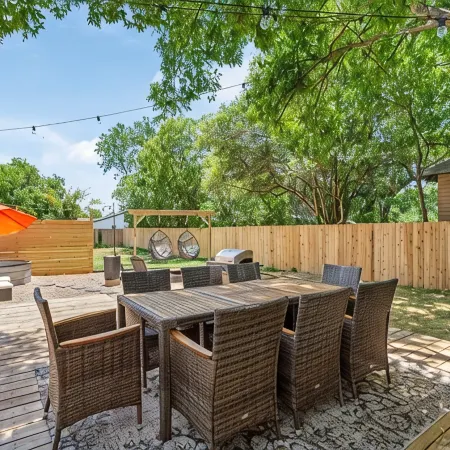 The Craftsman on Clay-4 Blocks to Silos-Backyard Retreat-Hot Tub and Cowboy Pool