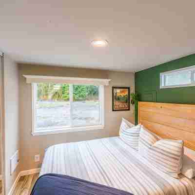 Rainforest Tiny Home Retreat: Rustic Modern Rooms