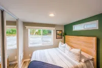 Rainforest Tiny Home Retreat: Rustic Modern