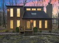 Private Wooded Escape + Fire Pit and Screen Porch - Homestays