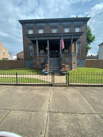 Charming Wheeling Island home. Large cozy and spacious! Your home away from home