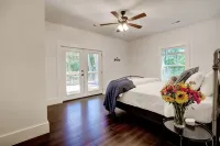 Lakefront Treehouse w/ Dock · 2 King Suites · Sleeps 12 โรงแรมใน