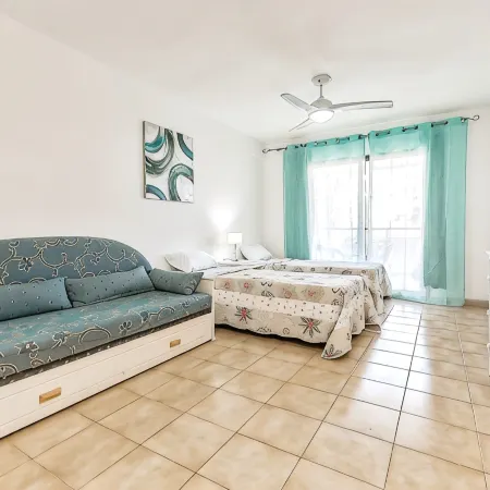 Cozy Studio with Large Patio in Castle Harbour, Los Cristianos