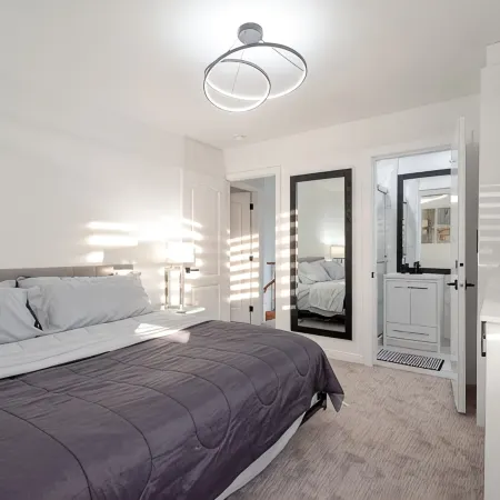 Spacious & Modern by the Beach ~ King & Queen Beds