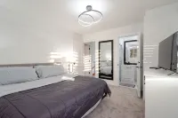 Spacious & Modern by the Beach ~ King & Queen Beds