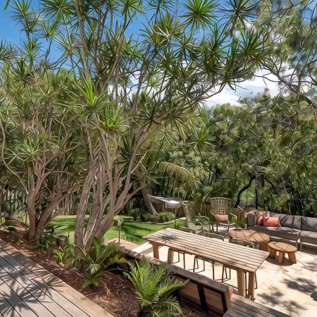 "Summer Salt Sunshine + Pets & HEATED POOL 150m to the beach!