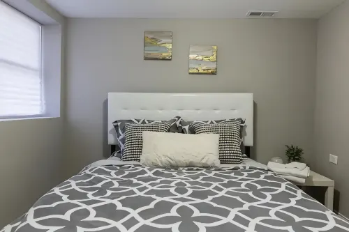 Cozy 2BR/1BA Garden Apartment Near Lincoln Square - Condos