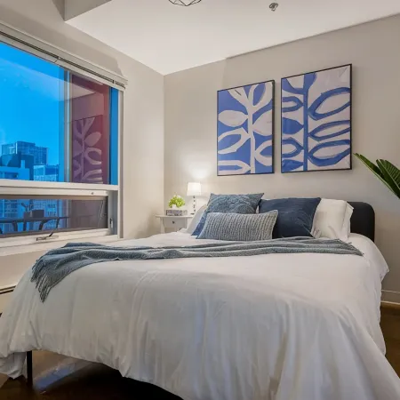Downtown Chic Retreat | Elegant + Free Parking