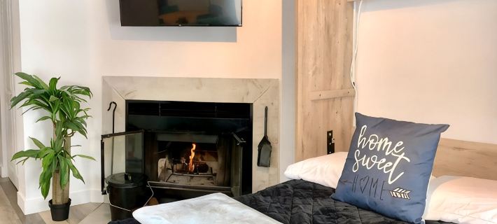 Luxurious condo in downtown Magog with wood fireplace and pool Hotels in Magog