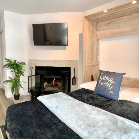 Luxurious condo in downtown Magog with wood fireplace and pool
