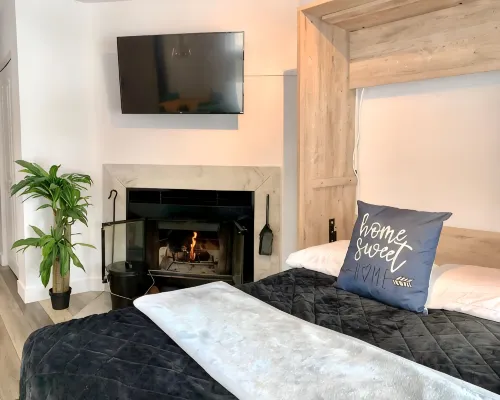 Luxurious condo in downtown Magog with wood fireplace and pool Hotels in Magog