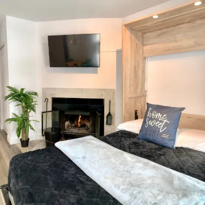 Luxurious condo in downtown Magog with wood fireplace and pool
