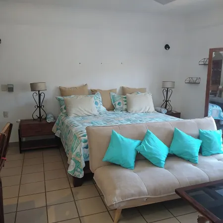Steps From Main Beaches & Ocean View From Pool