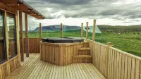 Amazing cabin with warm interior, hot tub, fire place, projector & magical views - Homestays