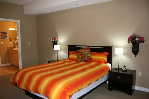 Oyhut Bay  *Spacious 2BR/2BA+ Den Free WiFi Big Kitchen Gas Fireplace - Homestays