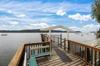 Oceanfront Cottage: Private Dock, Beach Access, Hot Tub, BBQ & Free Kayaks - 3-Star