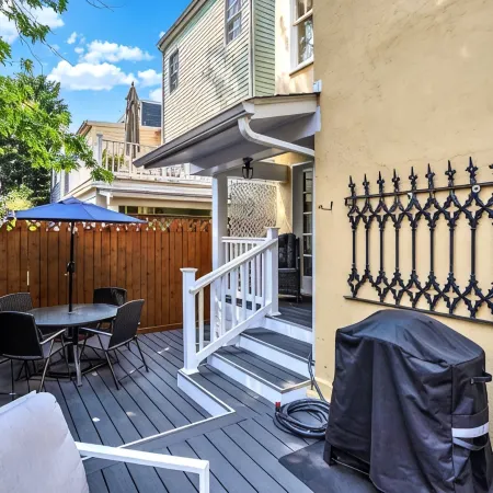 Historic & sunny home w/ Fireplace steps from USNA & Downtown Annapolis