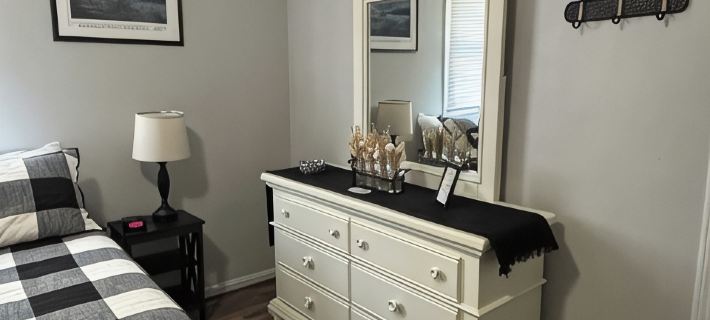 Riverside Retreat 2 ~ One Story ~ 3bd/2ba ~ Steps to the River & Main St Hotele w: Madison