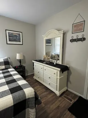Riverside Retreat 2 ~ One Story ~ 3bd/2ba ~ Steps to the River & Main St - 3-Star